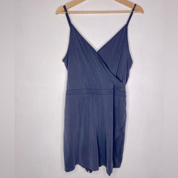 NWT ABERCROMBIE & FITCH STEEL BLUE V-NECK ROMPER WITH SHORTS SIZE LARGE - Picture 1 of 8